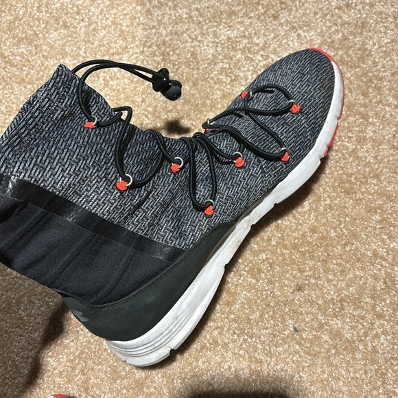 Under Armour- Grey boot 8-9 - Picture 4 of 7